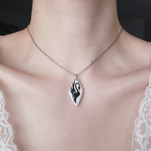 Iridescent white pearl necklace with a small silver chain - Picture 1 of 10